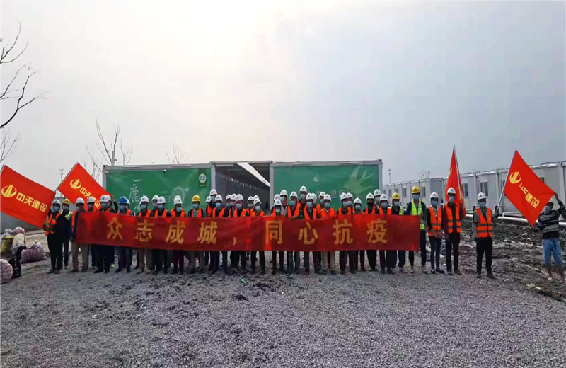 4月5日－18日，304am永利三建奉贤龙湖天街、朝阳广场等5个项目先后集结203名施工人员参与了4个方舱医院的建设、改造工程。